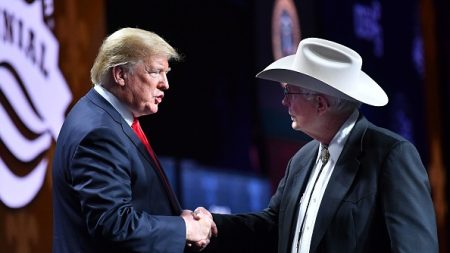 Quatre ans plus tard, ce propriétaire de ranch à la frontière mexicaine revotera Trump