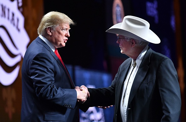 -Le président américain Donald Trump serre la main du fermier de l'Arizona Jim Chilton lors de la convention annuelle de l'American Farm, à la Nouvelle-Orléans, en Louisiane, le 14 janvier 2019. Photo de Mandel Ngan / AFP via Getty Images.