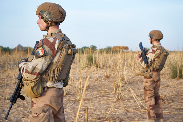 Des soldats de l'armée française patrouillent dans une zone rurale lors de l'opération Barkhane dans le nord du Burkina Faso le 9 novembre 2019. (Photo : MICHELE CATTANI/AFP via Getty Images)