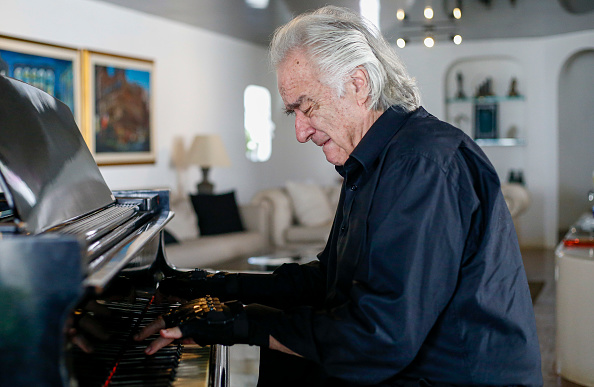 Le pianiste brésilien João Carlos Martins, célèbre interprète de Bach, peut enfin rejouer du piano grâce à ses gants bioniques.(MIGUEL SCHINCARIOL/AFP via Getty Images)