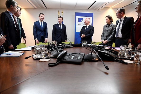 Le président français Emmanuel Macron accompagné du ministre français de la Santé et de la Solidarité Olivier Veran et le directeur général français de la santé Jérôme Salomon assistent à une réunion le 3 mars 2020 au ministère de la Santé à Paris. Photo par Bertrand Guay / AFP via Getty Images.