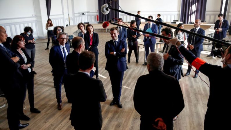 Le président français Emmanuel Macron, lors d'une visite à un centre communal d'action sociale (CCAS) de La Courneuve, en banlieue parisienne, le 7 avril 2020. (GONZALO FUENTES/POOL/AFP via Getty Images)