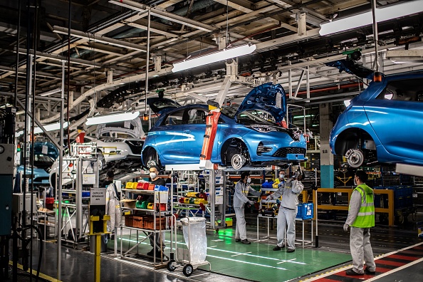 Chaîne de montage qui produit à la fois le véhicule électrique Renault Zoe et le véhicule hybride Nissan Micra, à Flins-sur-Seine. (Photo : MARTIN BUREAU/AFP via Getty Images)