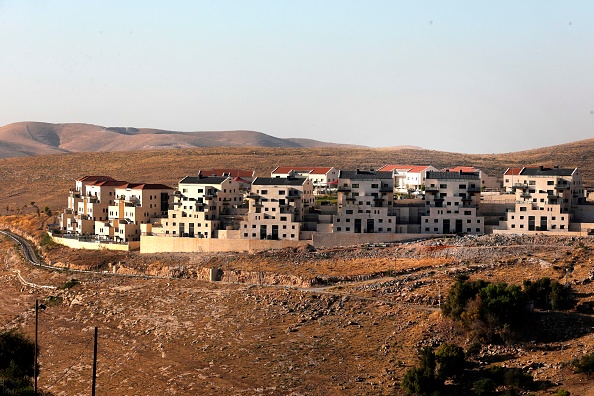 -Des maisons d'habitation sont représentées dans la colonie de Maale Adumim en Cisjordanie à l'est de Jérusalem, le 1er juillet 2020. Photo de Menahem Kahana / AFP via Getty Images.