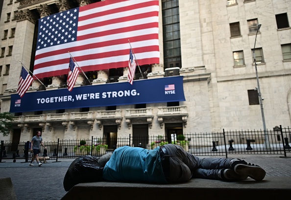 -Le président Donald Trump et la première dame testés positif au Coronavirus, les marchés n’aiment pas l’incertitude, la bourse chute. Photo par Johannes EISELE / AFP via Getty Images.