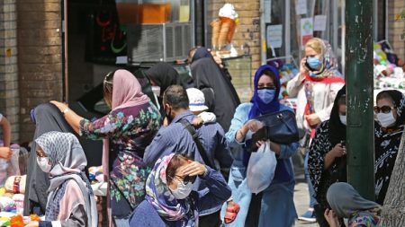 Iran : une jeune femme en vélo arrêtée parce qu’elle ne portait pas de voile dans la rue