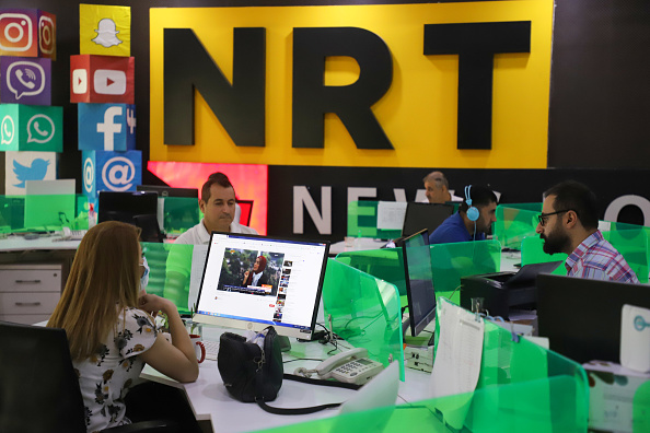 -Des journalistes sont photographiés dans la salle de presse de Nalia Radio and Télévision (NRT) dans la ville de Sulaymānīyah, dans la région autonome kurde du nord de l'Irak le 22 août 2020. Photo par Shwan Mohammed / AFP via Getty Images.