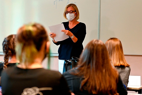 Les masques distribués aux personnels de l'Éducation nationale contiendraient un produit toxique. (DAMIEN MEYER/AFP via Getty Images)