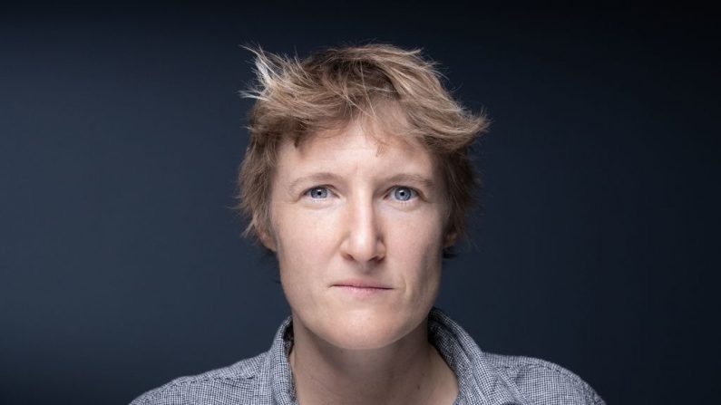 Journaliste française, féministe et militante LGBT et membre du Conseil de Paris, Alice Coffin pose lors d'une séance photo à Paris le 21 septembre 2020.  ( JOEL SAGET/AFP via Getty Images)