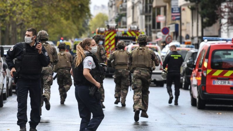 Attaque près des anciens bureaux du magazine satirique français Charlie Hebdo, à Paris le 25 septembre 2020. Charlie Hebdo, ayant réimprimé les caricatures du prophète Mahomet sur sa couverture. (ALAIN JOCARD/AFP via Getty Images)