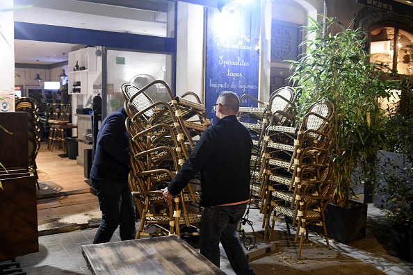 Paris et sa banlieue ont été placés en état d'alerte maximale face au coronavirus. Les bars et les restaurants seront fermés à partir de mardi.(Photo : NICOLAS TUCAT/AFP via Getty Images)