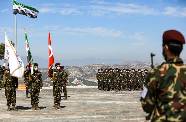 -Illustration-Des combattants rebelles syriens soutenus par la Turquie, dans la campagne du nord de la province d'Alep, tenue par les rebelles, le 20 septembre 2020. Photo de Bakr Alkasem / AFP via Getty Images.