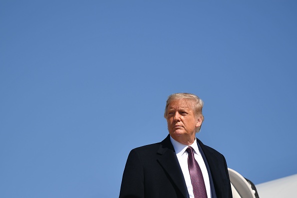 -Le président américain Donald Trump se rend à bord d'Air Force One avant de quitter la base aérienne d'Andrews dans le Maryland le 1er octobre 2020. Photo de Mandel Ngan / AFP via Getty Images.