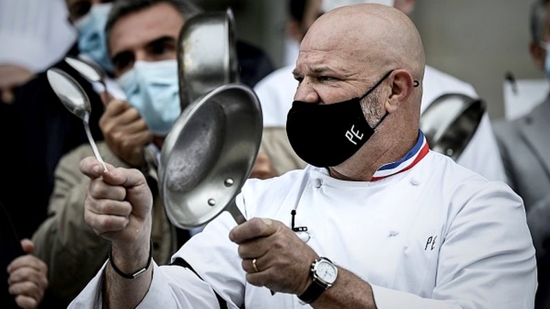 Le chef français Philippe Etchebest fait du bruit avec ses employés portant un brassard noir devant son restaurant Le Quatrième Mur à Bordeaux, le 2 octobre 2020, pour protester après que le gouvernement français a imposé de nouvelles restrictions pour limiter la propagation des maladies Covid-19 causées par le nouveau coronavirus. (Photo par Philippe LOPEZ / AFP) (Photo par PHILIPPE LOPEZ/AFP via Getty Images)