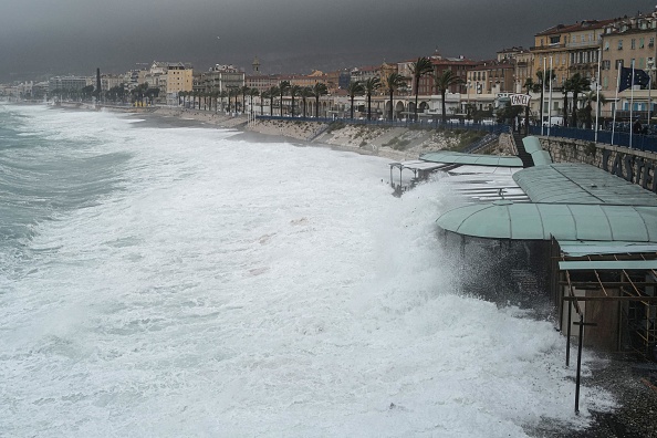 Pluies diluviennes et crues brutales ont laissé des villages coupés du monde dans les Alpes-Maritimes où des centaines de pompiers sont mobilisés samedi pour retrouver neuf personnes portées disparues. (Photo VALERY HACHE/AFP via Getty Images)