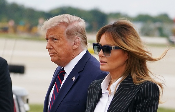 -Le président américain Donald Trump et la première dame Melania Trump à leur arrivée à l'aéroport international de Cleveland où Trump participera au premier débat présidentiel.  Le président Donald Trump n'a ressenti que des "symptômes légers" le 2 octobre 2020 après avoir contracté Covid-19. Photo de Mandel Ngan / AFP via Getty Images.