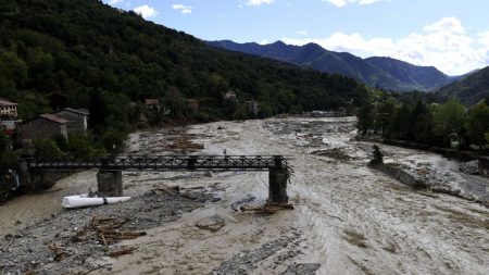 Tempête Alex : un pont métallique préfabriqué installé pour des habitants de Tende dans les Alpes-Maritimes