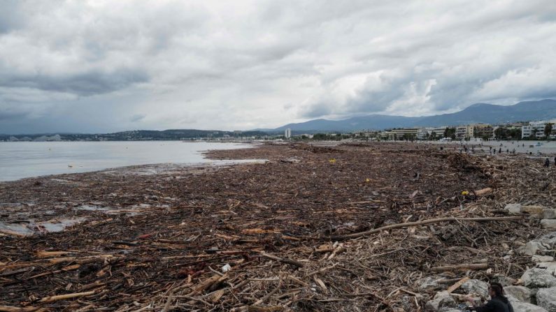 La plage à Saint-Laurent-à-Var (Alpes-Maritimes) le 4 octobre après le passage de la tempête Alex. (VALERY HACHE/AFP via Getty Images)