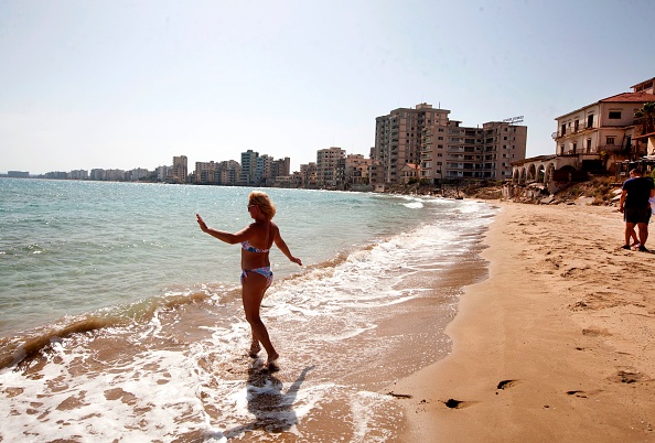 -Une femme se prépare à nager à Varosha, dans la zone clôturée de Famagouste, dans le nord occupé par la Turquie de l'île divisée de la Méditerranée orientale de Chypre, le 8 octobre 2020. Photo par Birol Bebek / AFP via Getty Images.