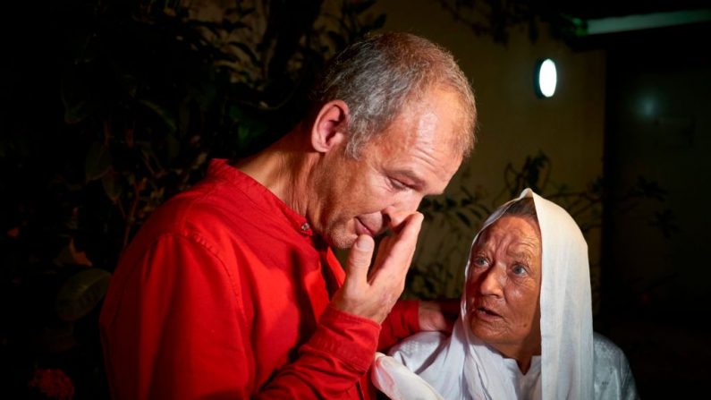 L'ex-otage française Sophie Petronin et son fils Sébastien Chadaud Petronin (à gauche) lors d'une conférence de presse à Bamako le 8 octobre 2020 (STRINGER/AFP via Getty Images)