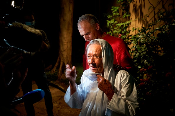 -Sophie Petronin, a été libérée et est vue avec son fils Sébastien Chadaud Petronin lors d'une conférence de presse à Bamako le 8 octobre 2020. Photo par STRINGER / AFP via Getty Images.