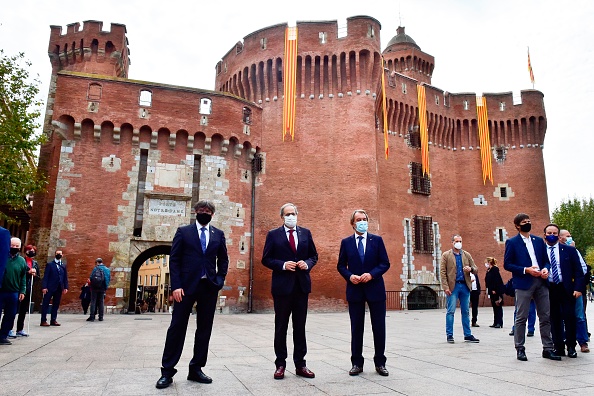 -Le député européen et ancien président catalan Carles Puigdemont, le président séparatiste catalan Quim Torra et l'ancien président régional catalan Artur Mas, les trois derniers présidents de la région catalane, posent devant le Castillet à Perpignan, le 9 octobre 2020. Photo de Raymond Roig / AFP via Getty Images.