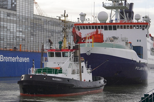 Le brise-glace et navire de recherche allemand "Polarstern" arrive au port de la ville de Bremerhaven, dans le nord de l'Allemagne, le 12 octobre 2020, après une mission d'un an. Photo de Patrik Stollarz / AFP via Getty Images.