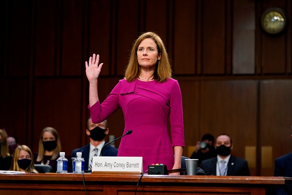 -La juge Amy Coney Barrett, candidate à la Cour suprême, est assermentée lors de son audience de confirmation du Comité judiciaire du Sénat à Capitol Hill le 12 octobre 2020 à Washington, DC. Photo par Patrick Semansky / POOL / AFP via Getty Images.