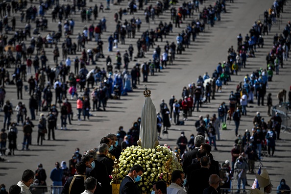 -La statue de Notre-Dame de Fatima est portée lors d'une cérémonie marquant le dernier pèlerinage de l'année au sanctuaire de Fatima, dans le centre du Portugal, tenu sous des règles strictes de distanciation sociale en raison de la pandémie de coronavirus le 13 octobre 2020. Photo de Patricia De Melo Moreira / AFP via Getty Images.