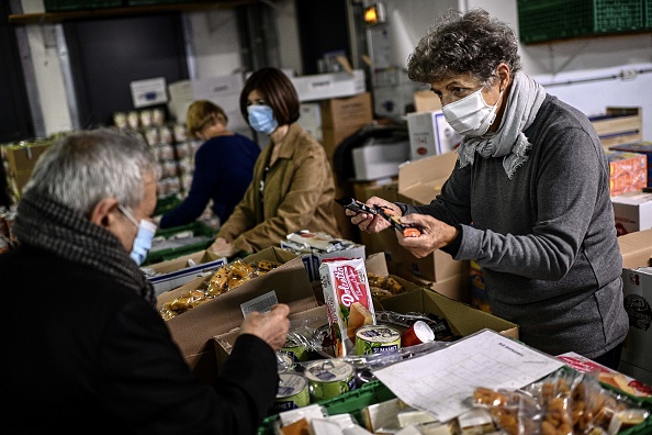 Les Restos du cœur viennent en aide à un homme à Paris le 13 octobre 2020. (CHRISTOPHE ARCHAMBAULT/AFP via Getty Images)