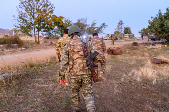 -Des soldats azéris marchent dans la ville de Jabrayil, où les forces azéries ont repris le contrôle lors des combats avec l'Arménie sur la région séparatiste du Haut-Karabakh le 16 octobre 2020. Photo de Bulent Kilic / AFP via Getty Images.