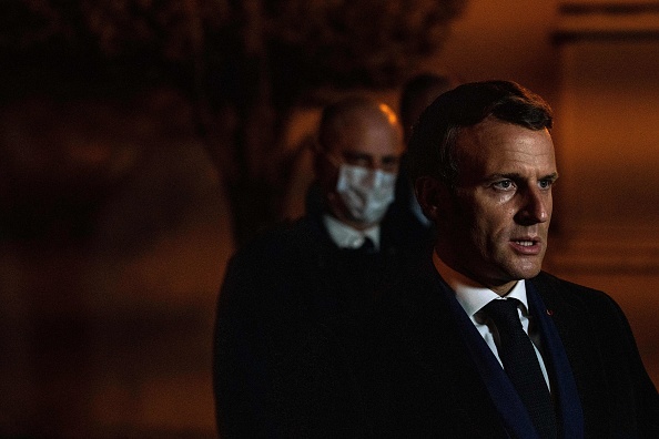 Emmanuel Macron le 16 octobre 2020 devant un collège de Conflans Saint-Honorine, après qu'un enseignant a été décapité par un agresseur. (Photo :ABDULMONAM EASSA/POOL/AFP via Getty Images)