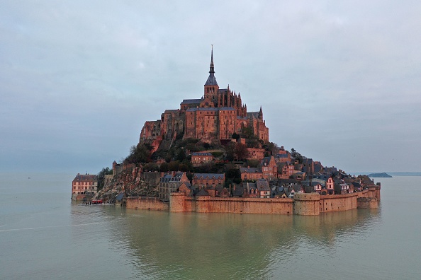 - Le Mont-Saint-Michel, en Normandie, dans le nord-ouest de la France, est entouré par la mer à marée haute. Photo par Damien Meyer / AFP via Getty Images.