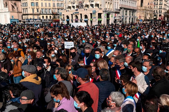 Des dizaines de milliers de personnes étaient rassemblées dimanche à Paris et partout en France (ci-dessus sur le Vieux-Port de Marseille) en hommage au professeur Samuel Paty, décapité vendredi pour avoir montré à ses élèves des caricatures de Mahomet. (Photo CHRISTOPHE SIMON/AFP via Getty Images)