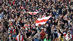 Bélarus: des dizaines de milliers de manifestants à Minsk, plus de 200 arrestations