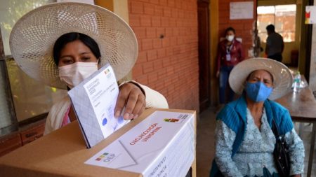 Les Boliviens élisent leur président un an après la démission de Morales