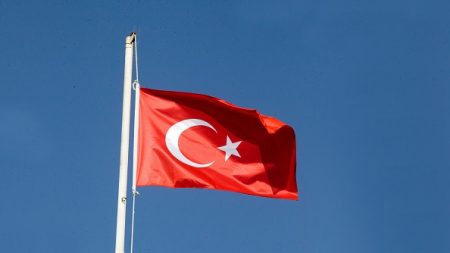 Puissant séisme dans l’ouest de la Turquie, des immeubles effondrés