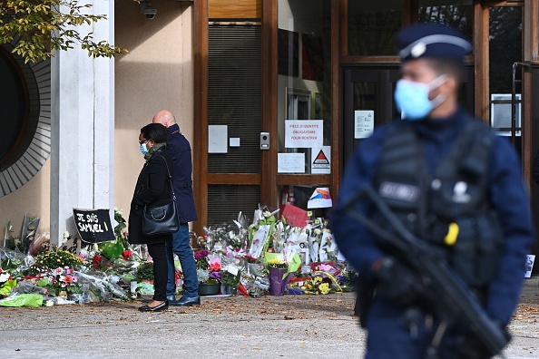 Le professeur Samuel Paty a été décapité le 16 octobre, alors qu'il rentrait chez lui après avoir quitté le collège où il enseignait, par un jeune Tchétchène de 18 ans. (Photo : ANNE-CHRISTINE POUJOULAT/AFP via Getty Images)