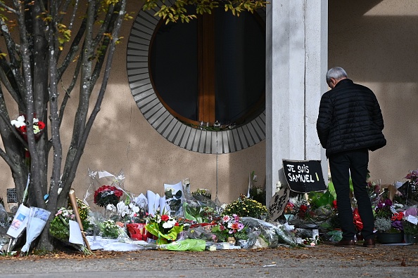  Des fleurs déposées devant le lycée du Bois d'Aulne en hommage au professeur d'histoire Samuel Paty, décapité par un agresseur pour avoir montré aux élèves des caricatures du prophète Mahomet dans son cours d'éducation civique le 16 octobre 2020, à Conflans-Sainte-Honorine. (Photo : ANNE-CHRISTINE POUJOULAT/AFP via Getty Images)