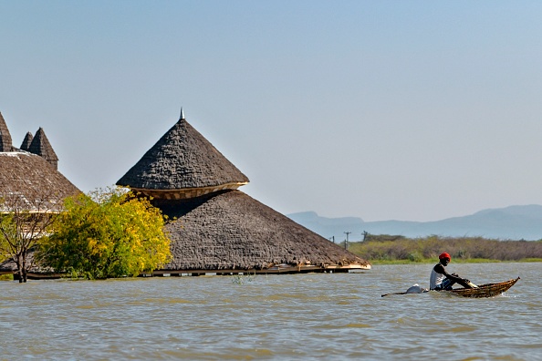 -Un pêcheur local pagaie sur un radeau traditionnel fabriqué à partir de roseaux les rives du lac Baringo, déplaçant des villages entiers et inondant les terres agricoles et les cultures, dans la vallée du Rift au Kenya, le 6 octobre 2020. Photo Tony Karumba / AFP/ via Getty Images.