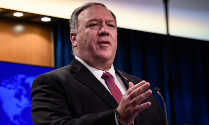 Le secrétaire d'État américain Mike Pompeo s'exprime lors d'une conférence de presse au Département d'État à Washington, DC, le 21 octobre 2020. (Nicholas Kamm/POOL/AFP via Getty Images)