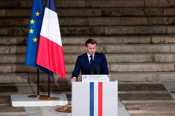 Le 21 octobre 2020, Emmanuel Macron rend hommage à Samuel Paty, cet enseignant qui a été sauvagement assassiné pour avoir montré des caricatures du prophète Mahomet en classe. (FRANCOIS MORI/POOL/AFP via Getty Images)