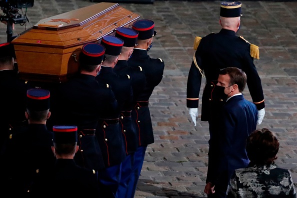 Le Président Emmanuel Macron devant le cercueil de Samuel Paty dans la cour de l'université de la Sorbonne à Paris, le 21 octobre 2020, lors d'un hommage national au professeur d'histoire géographie décapité pour avoir montré des caricatures du prophète Mohamet. (Photo : FRANCOIS MORI/POOL/AFP via Getty Images)