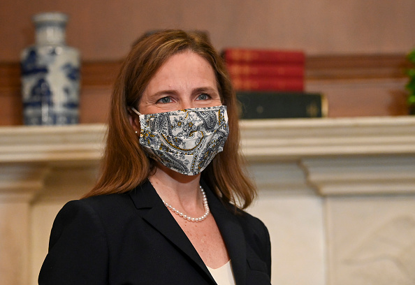 -La juge Amy Coney Barrett, candidate du président Donald Trump à la Cour suprême, avant une réunion à Capitol Hill à Washington DC, le 21 octobre 2020. Photo de Jonathan Newton / POOL / AFP via Getty Images.