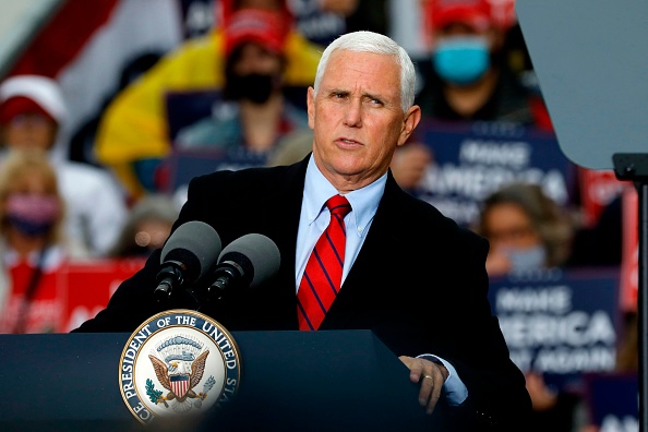 -Le vice-président américain Mike Pence lors d'un événement de la campagne à l'aéroport international du comté d'Oakland à Waterford, Michigan, le 22 octobre 2020. Photo de Jeff Kowalsky / AFP via Getty Images.