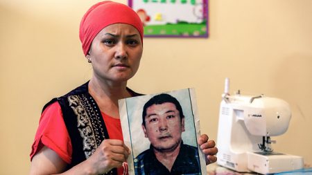 Quand des Kazakhs découvrent que leurs proches sont prisonniers en Chine