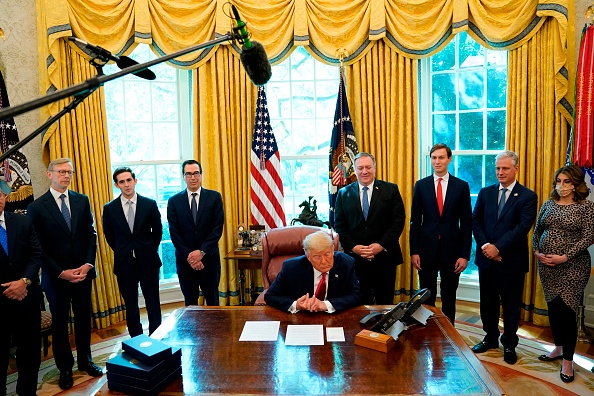 -Le président américain Donald Trump s'adresse aux dirigeants du Soudan et d'Israël en annonçant que le Soudan normalisera ses relations avec Israël à la Maison Blanche à Washington, DC, le 23 octobre 2020. Photo par Alex Edelman / AFP via Getty Images.