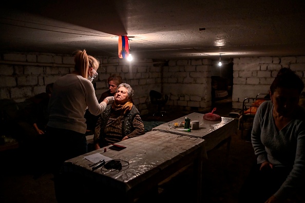 -Le docteur Lucine Tovmasyan fait un test de coronavirus Covid-19 dans la ville de Stepanakert le 23 octobre 2020. Photo par Aris Messinis / AFP via Getty Images.