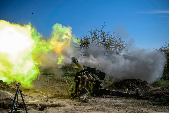 -Un soldat arménien tire de l'artillerie sur la ligne de front le 25 octobre 2020, au-dessus de la région séparatiste du Haut-Karabakh, le 22 octobre 2020. Photo par Aris Messinis / AFP via Getty Images.