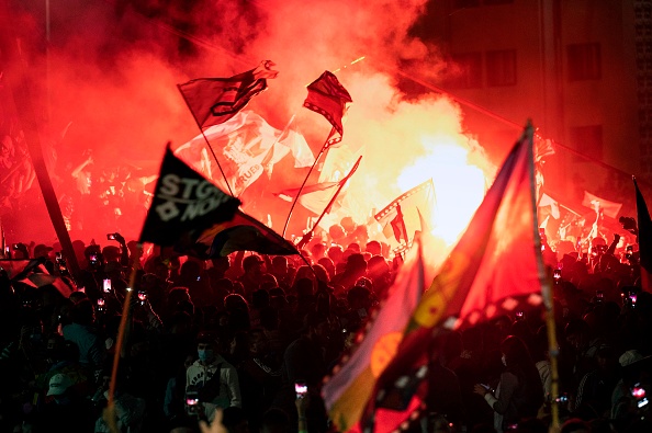 -Les manifestants soutiennent la réforme de la constitution chilienne et célèbrent en attendant les résultats officiels du référendum sur la place Plaza Italia à Santiago le 25 octobre 2020. Photo Pedro Ugarte / AFP via Getty Images.